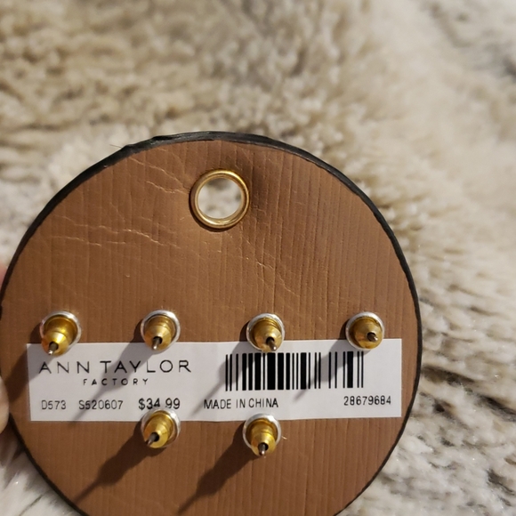 NWT - Ann Taylor Factory Pearl/Rhinestone Stud Set - Picture 4 of 7